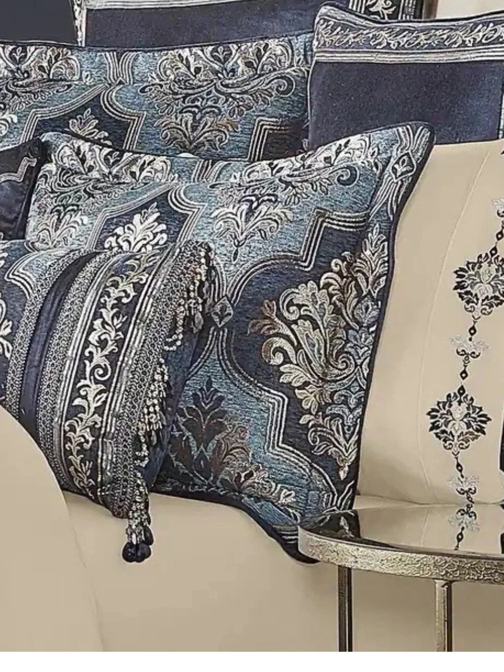 J. Queen New York Middlebury 4-Piece Comforter Set Sz QUEEN. MSSING ONE SHAM